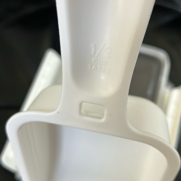 Locking 16 cup Food Storage Container Kitchen storage - Picture 9 of 13